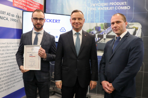 Prezydent Andrzej Duda wręcza firmie Eckert certyfikat uznania
